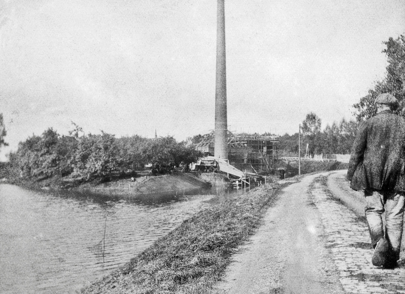 Bestand:Bouw Schoorsteen gereed.jpg