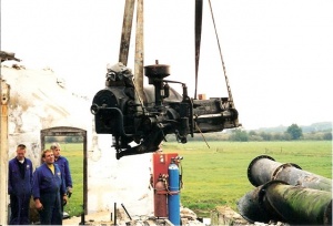 Crossley sloop in de hijskraan.jpg