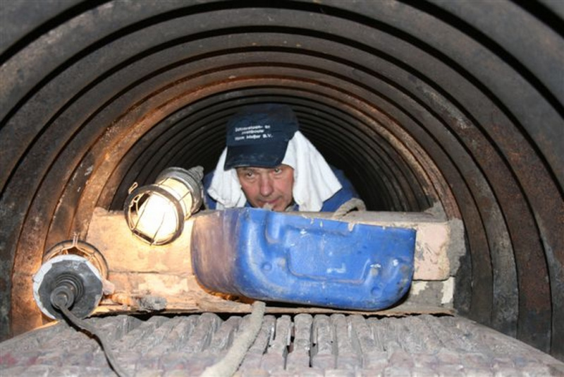 Bestand:Ketelkeuring schoonmaken vuurgang.jpg