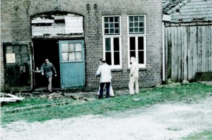 Voordeur bij het begin van de restauratie.jpg