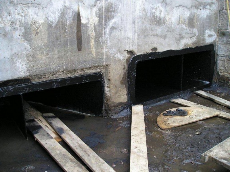 Bestand:Sluis De uitstroomopeningen.jpg